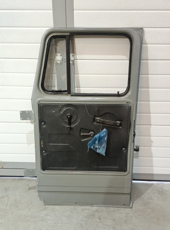 Дверь передняя с арматурой и стеклами